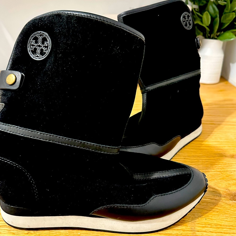 Like New Tory Burch 8 Black Suede Lined Boots super soft and comfy
